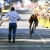 Tour de France. Un manifestant avec un t-shirt « Israël hors du Tour » plaqué sur la ligne