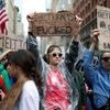 „Wir erlauben keine Diktatoren“ : Trump lässt sich bei Militärparade feiern – landesweit wird gegen ihn protestiert