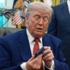 Voor ‘de hardst werkende inwoners van de VS’: Trump brengt eigen goudkleurige smartphone op de markt