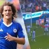 Eerst boegeroep, nadien een veelzeggend gebaar: Wout Faes snoert eigen (!) fans de mond met winning goal