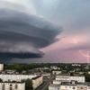 Hevig onweer boven Noord-Frankrijk levert indrukwekkende beelden op
