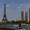Trois hommes arrêtés pour avoir escaladé la tour Eiffel, l'un d'entre eux a pu sauter en parachute