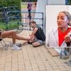 Een absurd beeld: kinesist van Nafi Thiam mag het trainingsveld niet op en verzorgt haar dus maar... op straat