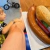 Massage door zoontje Georges en een echte Duitse ‘Bratwurst’: Wout van Aert geeft kijk achter de schermen van z’n Ronde van Duitsland