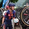 Cyclisme. Le somptueux vélo de gravel à l’effigie de son fils offert à Romain Bardet par son équipe
