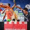 Feestende PSV-spelers geven trainer Peter Bosz bierdouche tijdens persconferentie: ‘Bedankt jongens’