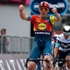 Mads Pedersen klopt Wout van Aert in sprint en verovert roze trui in Giro d’Italia