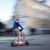 Verkehrsunfall in Berlin-Rudow : Autofahrer fährt 18-jährigen E-Scooter-Fahrer an