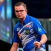 Van Veen dolblij na dartsstunt tegen gefrustreerde Humphries: 'Mijn grootste zege'
