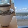 Politie doet bijzondere vondst op strand van Middelkerke: “Van wie is deze aangespoelde urne?”