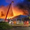 Grote brand bij hennepverwerker in Oude Pekela, scholen blijven dicht