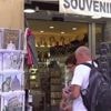 Mort du pape François : les restaurateurs et les magasins de souvenirs font le plein