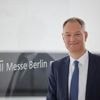 Trotz Vorbehalten wegen nicht richtig geprüfter Rechnungen und geplantem Hallenbau: Vertrag mit Chef der Berliner Messe um fünf Jahre verlängert