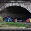 "Je vais me battre pour mes enfants" : à Paris, le quotidien éprouvant d'une mère de famille qui dort dans la rue avec son fils et sa fille
