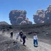 ▶ Nieuwe uitbarsting Etna vastgelegd op beeld: toeristen rennen berg af