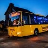 Kroeg op wielen: in veel dorpen is de partybus ’s avonds het enige ov