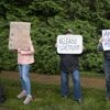 Gasten Trumps cryptodiner uitgejoeld door demonstranten