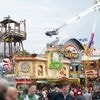 Unfall auf Volksfest in NRW: Karussell-Teil fällt auf einen Krimes-Besucher