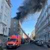 Brennende Dachteile fallen auf den Bürgersteig: Berliner Mehrfamilienhaus steht in Flammen – Feuerwehr mit Großaufgebot vor Ort