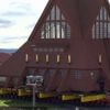 En Suède, une église centenaire de 672 tonnes déplacée sur des roues attire les curieux