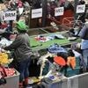 Face aux polémiques, faut-il encore trier et faire don de ses anciens vêtements aux associations ?