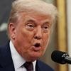 Le président américain Donald Trump annonce des taxes douanières de 100% sur les puces et semi-conducteurs