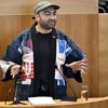 “Hoelang blijft u nippen aan uw champagne terwijl buiten gewapende jongeren lopen?”: dichter brengt in Brussels Parlement felle aanklacht tegen politieke klasse