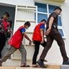Islamitische sharia-rechtbank in Indonesië veroordeelt opnieuw mannen tot openbare stokslagen vanwege seksuele handelingen