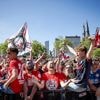PSV-spelers arriveren op uitzinnig stadshuisplein in Eindhoven, kijk hier live mee