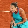 Roland-Garros 2025 : Aryna Sabalenka élimine la triple tenante du titre Iga Swiatek et se qualifie pour sa première finale à Paris