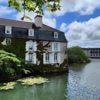 Entre vignobles et patrimoine au bord de l’eau, cette petite cité de caractère a tout pour séduire