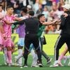 De fluim komt ‘m duur te staan: Luis Suarez heeft in totaal negen matchen schorsing aan z’n been na wangedrag