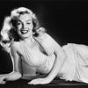 Drie mislukte huwelijken, een vreselijke jeugd en een nachtkastje vol medicijnen: het bewogen leven van Marilyn Monroe