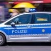 19-jähriger Fahrer und Beifahrerin verletzt: Transporter kracht gegen Straßenmast in Berlin-Reinickendorf