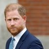 Prins Harry’s leven in de VS: hij haalt de kinderen van school, wandelt met de hond en verveelt zich kapot