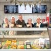 Snackbar groeit in drie generaties uit tot buurthuis: ‘Een praatje, een glimlach, mensen waarderen dat’