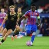 Boos op de straf van de UEFA, wint Crystal Palace zijn eerste Europese wedstrijd (1-0)