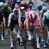 Giro 2025 : le maillot rose Mads Pedersen décroche une troisième victoire au sprint en remportant la 5e étape