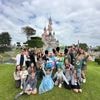 IN BEELD. Q-dj’s Maarten en Dorothee nemen luisteraars mee op muzikale trip naar Disneyland Paris