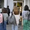 Est-ce légal de mettre un GPS dans le sac à dos de mon enfant ? On vous répond
