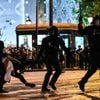 Au moins 81 interpellations après des tensions sur les Champs-Élysées et près du Parc des Princes