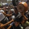 Israël réautorise l'entrée partielle des marchandises privées dans la bande de Gaza assiégée et en proie à la famine