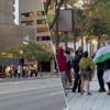 KIJK. Zelfs tot in Canada: pro-Palestijns protest voor rennershotel in Québec