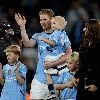 “Het is heel emotioneel”: De Bruyne maakt na afscheidswoordje nog ereronde met z’n gezin