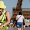 Canicule : le pic de chaleur attendu mardi, la vigilance rouge prolongée à mercredi dans 16 départements