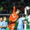 Club Brugge op achterstand tegen La Louvière nadat doelman Nordin Jackers onder de bal door gaat op een corner