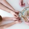 Geef je geld voor een communie of lentefeest? Dit zegt de fiscus daarover