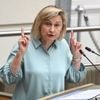 Minister Crevits waarschuwt coalitiepartners over beperking werkloosheidsuitkering: “Of het is rechtvaardig, of het is niet”