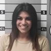 Vrouw gaat viraal met lachende mugshot nadat ze auto van ex vernielt met zout en glitter