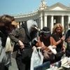 Vatican : les fidèles affluent place Saint-Pierre et dans les boutiques de souvenirs